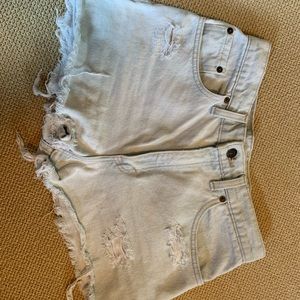 VINTAGE LEVI’S Light Wash Shorts